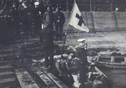 【jpg清晰版】英国水兵与阵亡共和军士兵及红十字会旗帜汉口.jpg