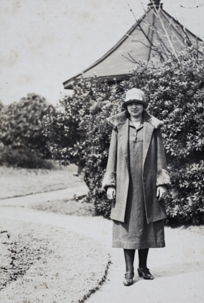 【jpg清晰版】莎拉·哈钦森在上海兆丰公园1925年4月.jpg