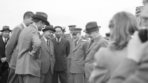 【jpg清晰版】莫斯科机场傅秉常、胡世泽与莫洛托夫等人组成的团体迎接宋子文.jpg