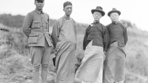 【jpg清晰版】蒋介石、王宠惠、胡汉民、伍朝枢南京.jpg