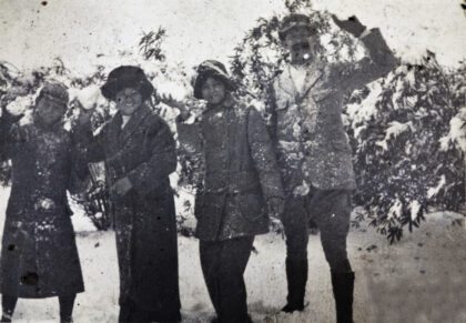 【jpg清晰版】虹口区通山路35号的花园里一家人在玩雪球.jpg