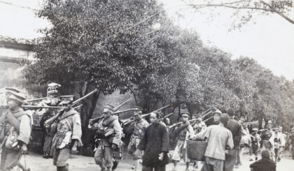 【jpg清晰版】行进中的国军士兵经过石狮与树木.jpg