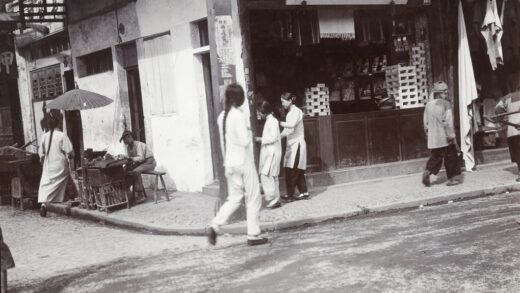 【jpg清晰版】街角——一家卖肥皂的店铺旁有个小吃摊.jpg