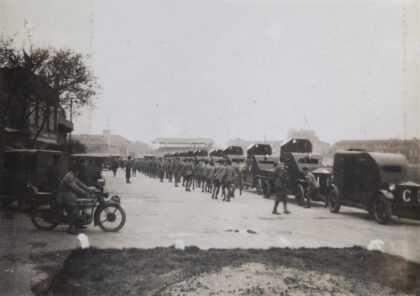 【jpg清晰版】装甲车停在上海跑马厅娱乐场旁1930年.jpg