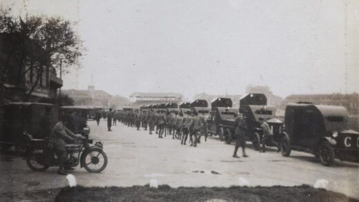 【jpg清晰版】装甲车停在上海跑马厅娱乐场旁1930年.jpg