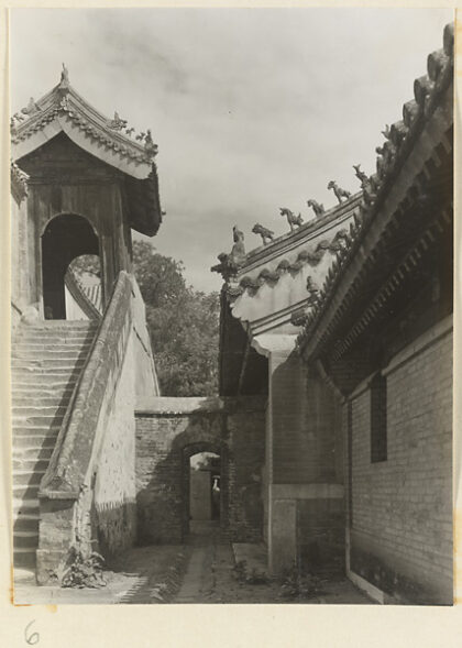 【jpg清晰版】西域寺寺庙建筑细部展示台阶与屋顶装饰.jpg