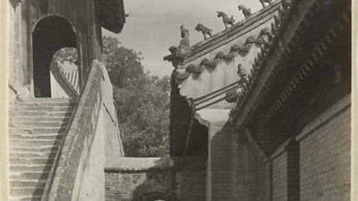 【jpg清晰版】西域寺寺庙建筑细部展示台阶与屋顶装饰.jpg
