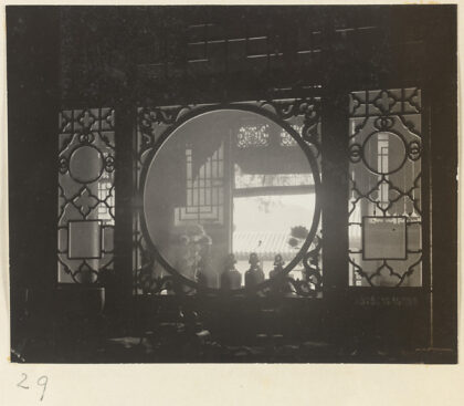 【jpg清晰版】西域寺殿内可见带格栅的隔断.jpg