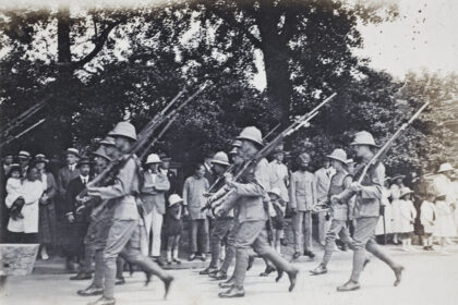【jpg清晰版】观众观看部队上海帝国日游行1920年.jpg