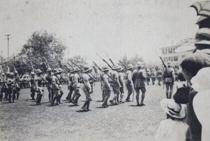 【jpg清晰版】观众观看部队帝国日游行上海公共娱乐场1920年.jpg