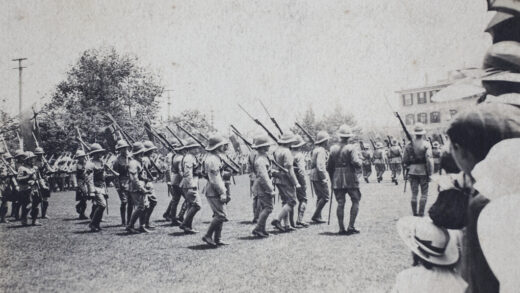 【jpg清晰版】观众观看部队帝国日游行上海公共娱乐场1920年.jpg