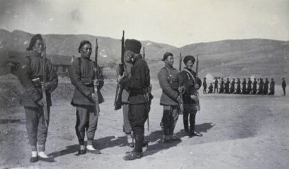 【jpg清晰版】训练新兵第一华人团.jpg