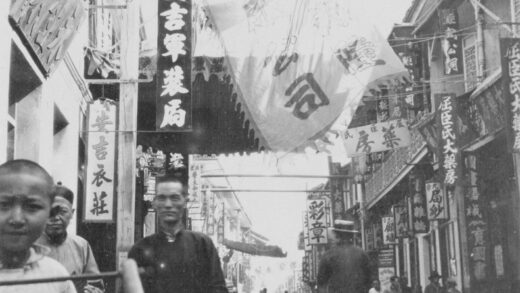 【jpg清晰版】购物街内含三家药店戴船夫帽的骑车人.jpg