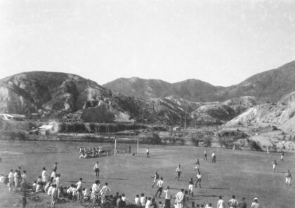 【jpg清晰版】足球比赛与观众旺角军营体育场（1）香港.jpg
