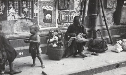 【jpg清晰版】路面场景一位缝纫女工在缝纫一个幼儿在乞讨香港.jpg