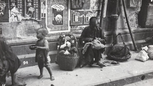 【jpg清晰版】路面场景一位缝纫女工在缝纫一个幼儿在乞讨香港.jpg