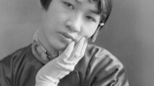 【jpg清晰版】身着白手套与丝绸夹克的女士肖像.jpg