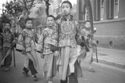 【jpg清晰版】身穿节日服装的中国男孩.jpg