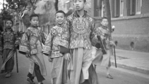 【jpg清晰版】身穿节日服装的中国男孩.jpg