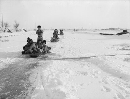 【jpg清晰版】载客的雪橇（排子）天津1934年.jpg
