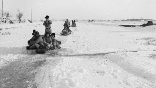 【jpg清晰版】载客的雪橇（排子）天津1934年.jpg