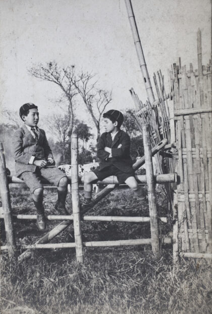 【jpg清晰版】迪克和弗雷德·哈钦森坐在上海虹口的一个牧场围栏上.jpg
