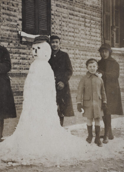 【jpg清晰版】迪克和玛吉·哈钦森与邻家男孩在虹口区通山路35号堆雪人.jpg
