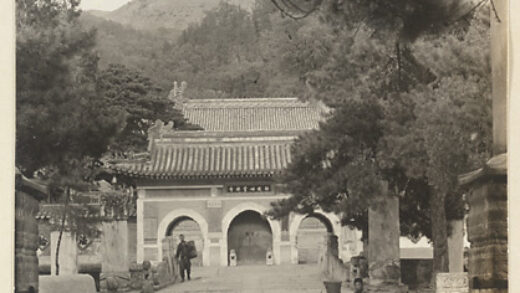 【jpg清晰版】透过潭柘寺牌楼拱门看庭院展示石碑、市场和寺庙门.jpg