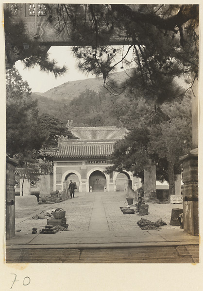 【jpg清晰版】透过潭柘寺牌楼拱门看庭院展示石碑、市场和寺庙门.jpg