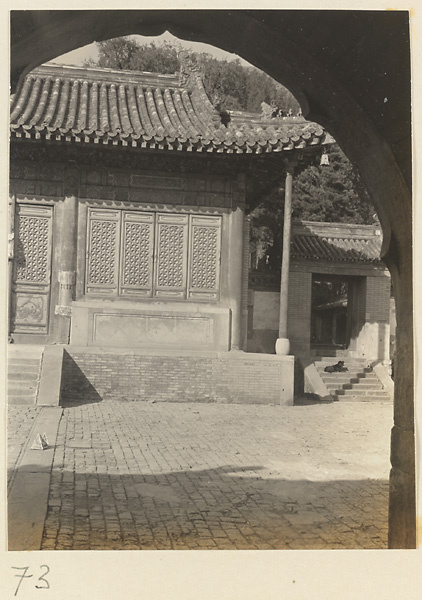 【JPG清晰版】透过潭柘寺门拱门看寺庙建筑细节