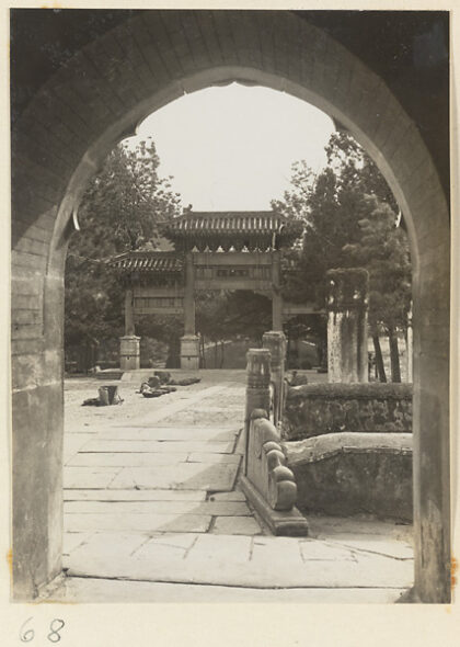 【jpg清晰版】透过潭柘寺门拱门看牌楼、石碑和市场.jpg