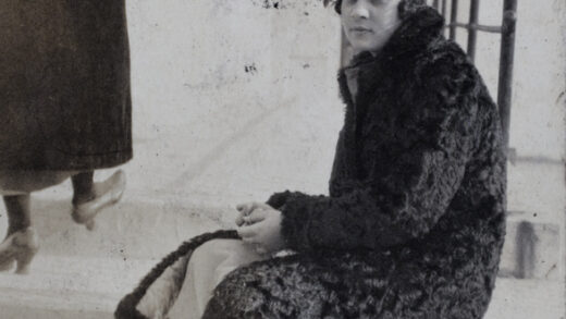【jpg清晰版】通往吴淞潮汐小屋的步行桥上两位年轻女子1920年2月.jpg