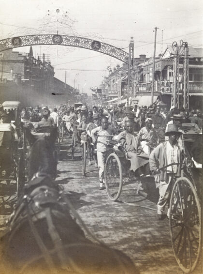 【jpg清晰版】金刚桥上的黄包车traffic背景是大胡同天津.jpg
