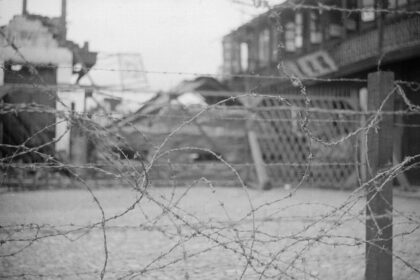 【jpg清晰版】铁丝网、路障与损毁的建筑上海.jpg