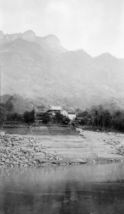 【jpg清晰版】长江三峡岸边的建筑.jpg