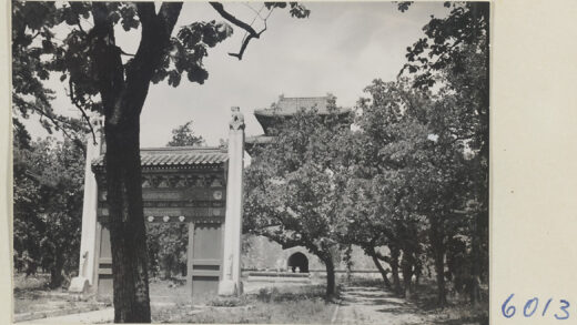 【jpg清晰版】长陵第三庭院保护屏风背景为方城上的明楼.jpg