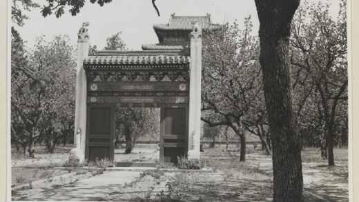 【jpg清晰版】长陵第三庭院保护屏风背景为方城上的明楼.jpg