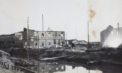 【jpg清晰版】闸北河畔的废墟建筑上海1932年.jpg
