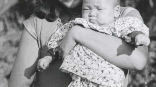 【jpg清晰版】陈延利抱着傅锦涛1941年.jpg