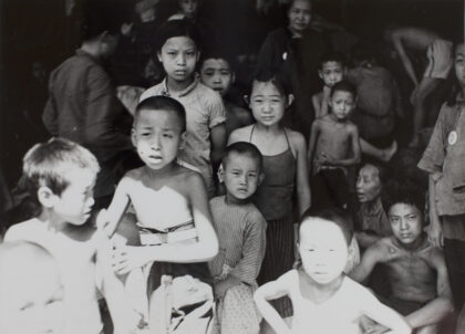 【jpg清晰版】难民家庭栖身上海寺庙.jpg
