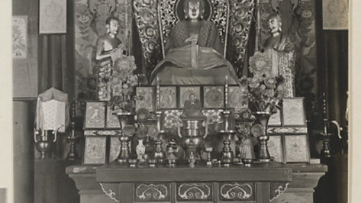 【jpg清晰版】雍和宫寺庙建筑内部展示祭坛和佛像及侍从.jpg