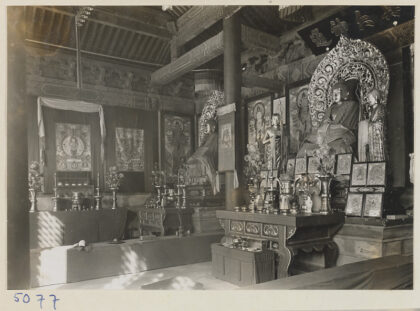 【jpg清晰版】雍和宫寺庙建筑内部展示祭坛和佛像及绘画.jpg