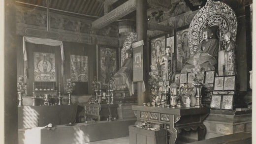 【jpg清晰版】雍和宫寺庙建筑内部展示祭坛和佛像及绘画.jpg