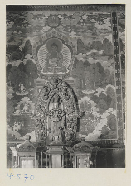 【jpg清晰版】雍和宫寺庙建筑内部展示祭坛和喇嘛教神像及壁画.jpg