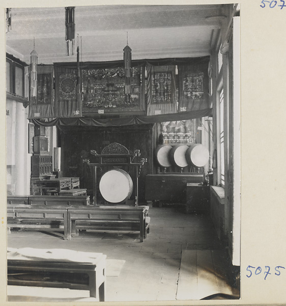 【JPG清晰版】雍和宫寺庙建筑内部展示鼓和旗帜