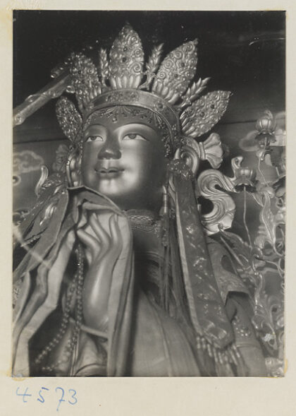 【jpg清晰版】雍和宫戴冠喇嘛教神像细节展示头部和手.jpg
