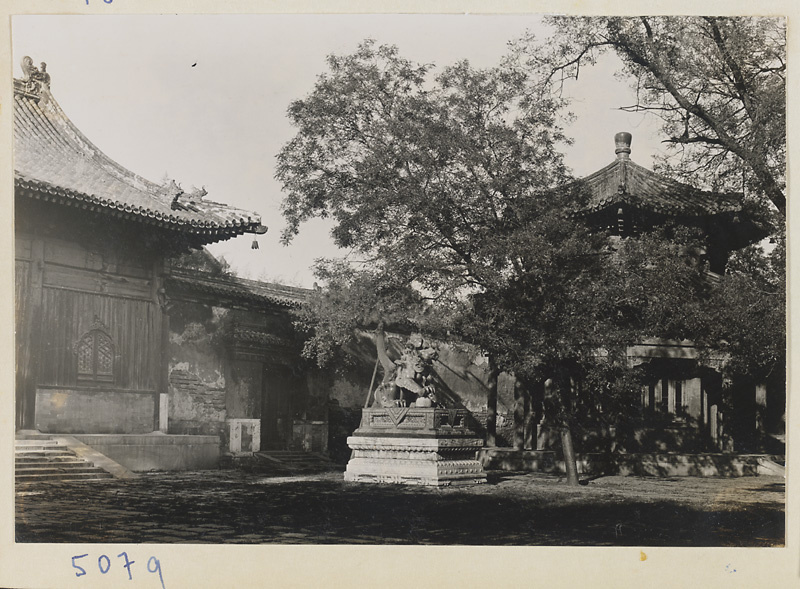 【JPG清晰版】雍和宫第一庭院东北角细节展示天王殿（左）、狮子和东北亭