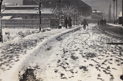 【jpg清晰版】雪花飘落人们行走在上海虹口区通山路.jpg