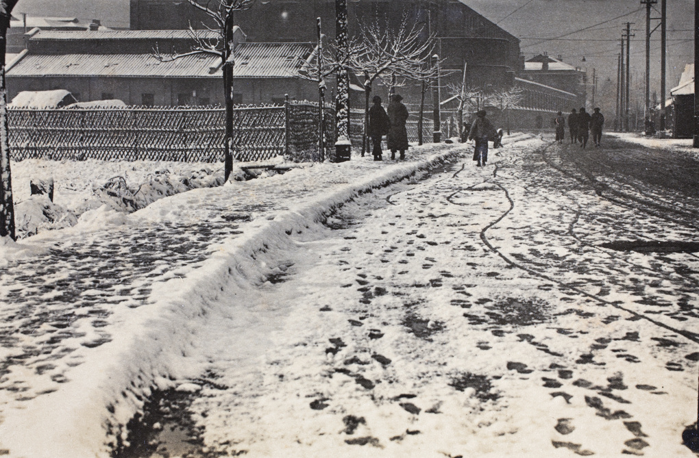 【JPG清晰版】雪花飘落人们行走在上海虹口区通山路