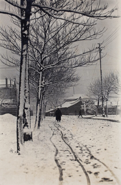 【jpg清晰版】雪花飘落人们行走在上海虹口区通山路.jpg